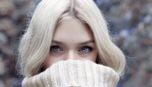Dans l'article sur les différentes nuances de blond, une photo montre une femme blonde aux yeux bleus.