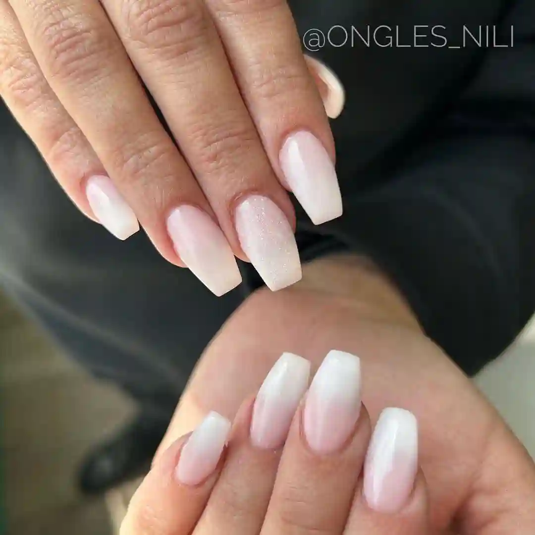 Une photo de la main d'une femme montrant sa manucure.