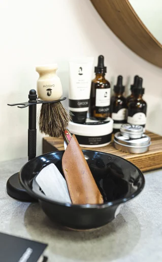 Une photo représentant la gamme de produits pour le rasage, situés dans l'espace barbier.